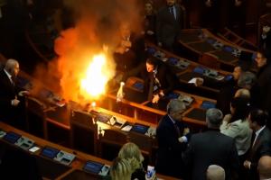 Opoziţia din Albania a protestat cu fumigene faţă de bugetul pe 2024. Un incendiu a izbucnit în plenul Parlamentului