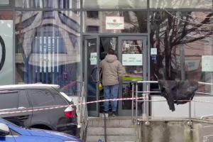 Podeaua unei sucursale bancare Alpha Bank din Dej s-a prăbuşit la subsol cu tot cu clienţi. Trei persoane au fost rănite