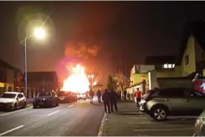 Explozie puternică, după ce o casă şi o anexă în care erau mai multe canistre de motorină au luat foc în Brașov. Flăcările, văzute de la kilometri distanță
