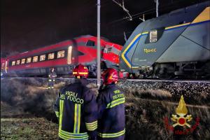 Două trenuri s-au ciocnit frontal în Italia: cel puţin 17 răniţi în urma coliziunii. Nu se cunoaşte încă motivul accidentului