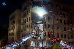 O clădire din New York s-a transformat în moloz, după ce colţul blocului cu şase etaje s-a prăbuşit. Pompierii caută victime sub dărâmături cu drone și câini