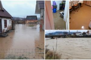 "Merg la şcoală, merg prin apă, şi toată ziua stau uzi la picioare". Inundaţiile au făcut prăpăd în nordul ţării, iar 2.000 de oameni ar putea fi evacuaţi în Bihor