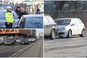 Cât a plătit amendă un şofer care a lăsat maşina pe avarii câteva minute pe prima bandă, în Capitală