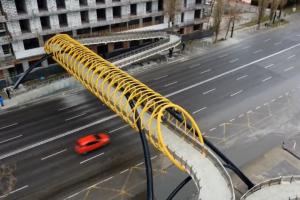Blocul din România construit lipit de o pasarelă. Turiştii văd tot în apartamente şi trec la 1 metru de balcon
