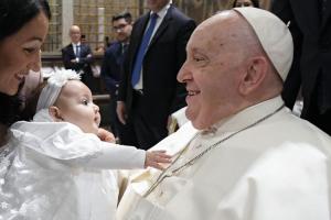 "O practică inumană, regretabilă". Papa Francisc cere interzicerea mamelor surogat