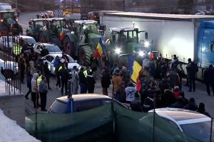 Protestul fermierilor și transportatorilor se extinde în toată ţara: 24 de judeţe şi 4500 de tractoare şi utilaje. Şoferii acuză abuzuri ale poliţiei