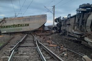 Nouă vagoane ale unui tren de marfă au deraiat, iar două s-au răsturnat în stația Leu, pe ruta Craiova-Caracal. Anunţul CFR Călători