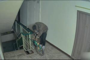Un bărbat fără adăpost a furat o cameră de supraveghere, dintr-un bloc în Galaţi. A fost filmat şi în timp ce încerca să fure o bicicletă