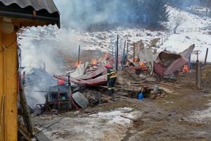 Tragedie cumplită în Brodina, Suceava. Femeie scoasă fără viaţă de vecini din casă, după ce locuinţa i-a ars din temelii