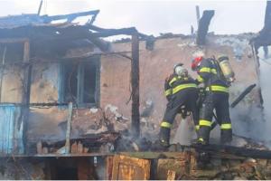 Femeie de 62 de ani, arsă de vie în propria casă. Trupul i-a fost găsit complet carbonizat, după ce locuința din Bistrița-Năsăud a luat foc