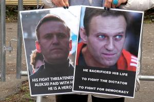 Familia lui Navalnîi nu este lăsată să-i vadă cadavrul, pentru a treia zi consecutiv. Autorităţile ruse spun că-l vor preda când vor încheia ancheta