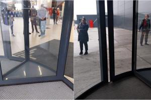 Un curier a rămas blocat timp de 40 de minute în ușa rotativă de la mall-ul Promenada din Craiova. Intrase pentru a ridica o comandă