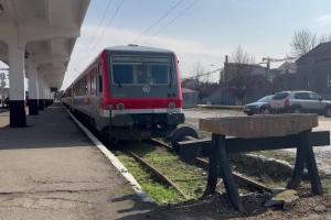 O tânără de 20 de ani s-a jucat cu moartea după ce a urcat pe un tren şi s-a electrocutat, în Cluj. A fost găsită semiconştientă