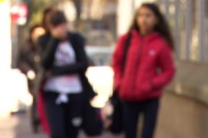 4 elevi de 16 ani s-au filmat în timp ce întreţineau relaţii sexuale cu o colegă. Clipurile au fost distribuite în licee, iar tinerii au fost ridicaţi în timpul orelor