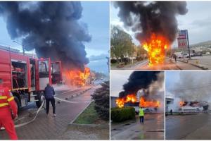 Un autocar în care se aflau 30 de elevi a luat foc pe un drum din Moldova Nouă, în Caraş-Severin