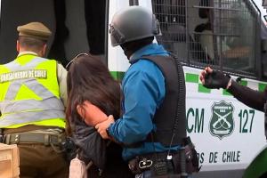 O femeie a semănat haos pe străzile din Santiago, Chile. A furat pistolul unui poliţist şi a tras la întâmplare