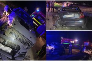 Un Mustang și un Volkswagen s-au izbit puternic dumincă seara, în localitatea Dumbrăveni din Suceava. Un bărbat a ajuns la spital