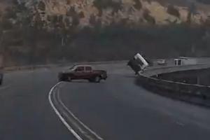 Momente dramatice în Africa de Sud. Un camion şi o rulotă, luate pe sus de rafale violente de vânt