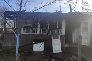 O casă din Botoşani, făcută scrum. Focul a pornit după ce copiii s-au jucat cu chibriturile: 6 copii, tatăl şi bunica, evacuaţi la timp