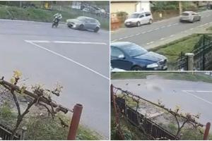 Momentul când un tânăr aflat pe un scuter electric este spulberat de o maşină care circula cu viteză, în Mureş
