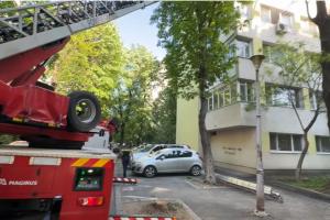 Incendiu la un apartament din Sectorul 2 al Capitalei. Patru persoane transportate la spital