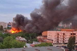 Incendiu în Capitală, la o clădire dezafectată din Sectorul 1. Martorii spun că au auzit mai multe explozii puternice: a fost emis mesaj RO-ALERT