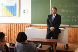Postul de profesor ocupat de Klaus Iohannis în Sibiu, scos la concurs. Preşedintele se pensionează după 27 de ani de catedră