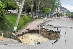 Craterul din Slănic Prahova: noi evacuări după ce strada s-a surpat misterios. Oamenii, avertizaţi prin mesaje RO-Alert