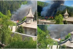 Incendiu violent lângă Mănăstirea Voroneț din Suceava cu câteva ore înainte de Paşte. Există riscul de propagare