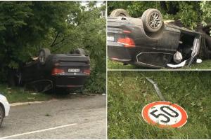 O româncă de 20 de ani s-a răsturnat cu maşina pe un drum în Ruse. Tânăra a pierdut controlul volanului şi a lovit un limitator de viteză şi un copac