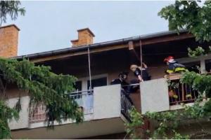 Panică în Satu-Mare. O femeie de 50 de ani s-a baricadat în casă și a amenințat că se sinucide. Polițiștii au pătruns în apartamentul ei prin balconul vecinilor