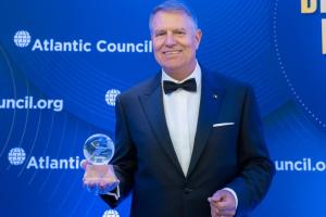 Klaus Iohannis a fost premiat cu "Oscarul de la Washington", pentru rolul său ca lider politic. Este singurul şef de stat european onorat cu această distincţie