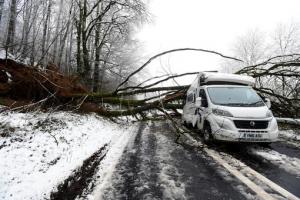 HAOS în vestul Europei! Zeci de drumuri blocate, zboruri anulate, mii de școli închise, după valul de ninsori și frig din Anglia, Franța și Belgia