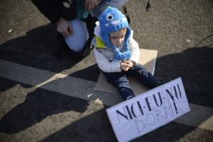 MARŞUL COPIILOR, primul protest al zilei. Peste 6.000 de părinţi şi copii sunt în Piaţa Victoriei. #rezist, sloganul protestului (LIVE TEXT, LIVE VIDEO)