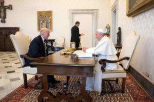 Familia Trump, în vizită la Vatican: De ce s-au îmbrăcat Melania şi Ivanka complet în negru, cu voal pe cap (GALERIE FOTO)