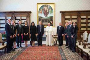 Familia Trump, în vizită la Vatican: De ce s-au îmbrăcat Melania şi Ivanka complet în negru, cu voal pe cap (GALERIE FOTO)