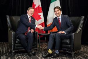 IMAGINI UNICE! Premierul Canadei a surprins întreaga lume la întâlnirea cu omologul său irlandez. Detaliul care a luat ochii tuturor