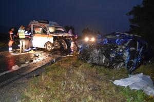 Grav accident la Caraş-Severin! DOI MORŢI, după ce o ambulanţă şi o maşină s-au ciocnit (VIDEO)