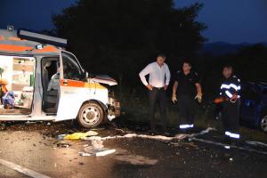 Grav accident la Caraş-Severin! DOI MORŢI, după ce o ambulanţă şi o maşină s-au ciocnit (VIDEO)