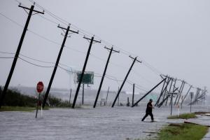 Imaginile dezastrului provocat de furtuna Harvey în Texas. Sunt cel puțin 2 morți, iar peste 2.000 de oameni au fost salvați din inundații