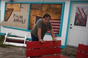 Imaginile dezastrului provocat de furtuna Harvey în Texas. Sunt cel puțin 2 morți, iar peste 2.000 de oameni au fost salvați din inundații