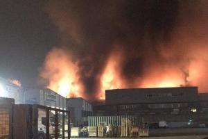 Un incendiu URIAȘ a izbucnit în nordul Londrei. Aproape 100 de pompieri se luptă cu flăcările (VIDEO)