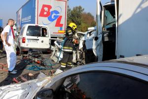 7 morţi, 35 de răniţi şi 40 de maşini implicate, unele distruse complet, în două accidente oribile, pe autostrada Belgrad-Niş