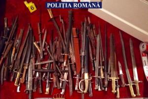 Depozit de arme şi muniţie în casa unui bărbat din Arad. Puşti, pistoale, rachete de semnalizare şi 69 de săbii