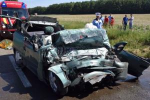 Familia şoferului care s-a lovit intenţionat de camion se afla în maşina din spate şi au văzut toţi cum Liviu se duce spre moarte (Video)