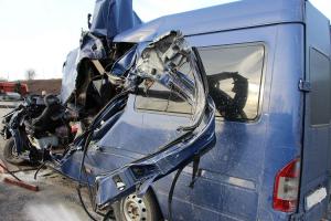 Doi moldoveni morţi, şase grav răniţi. Microbuzul lor a intrat cu viteză sub un TIR, în Ungaria