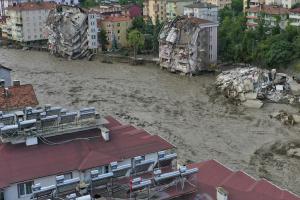 Nordul Turciei, lovit de un ciclon: 5 persoane au murit, mai multe blocuri s-au prăbuşit. Două orașe arată de parcă au fost lovite de tsunami | VIDEO