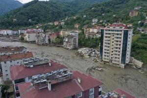 Nordul Turciei, lovit de un ciclon: 5 persoane au murit, mai multe blocuri s-au prăbuşit. Două orașe arată de parcă au fost lovite de tsunami | VIDEO