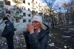 "Ţară de rahat". Strigătul disperat al unei ucrainence lângă cadavrul unui bărbat ucis de ruși în bombardamente