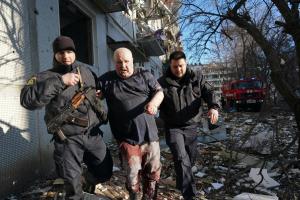 "Ţară de rahat". Strigătul disperat al unei ucrainence lângă cadavrul unui bărbat ucis de ruși în bombardamente